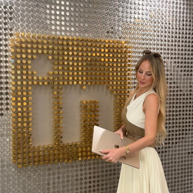 Felicia vor einer LinkedIn-Logowand